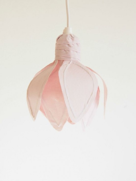 una lampada a sospensione rosa a righe a forma di fiore è un'idea creativa e alla moda per rendere i tuoi interni chic
