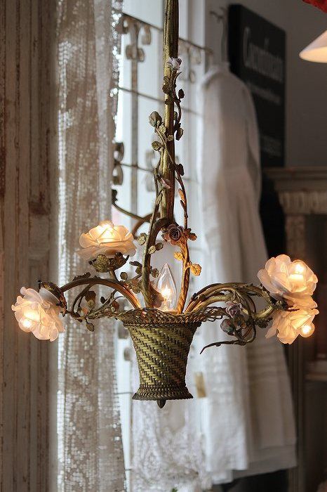 un bizzarro lampadario floreale con un cesto e fiori che funzionano come luci è un'idea molto chic