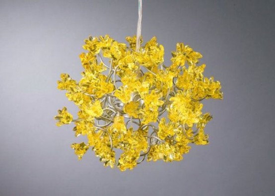 un fantastico lampadario floreale color senape farà una dichiarazione in qualsiasi spazio con il suo colore e la sua forma