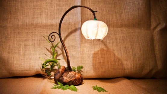 una lampada da tavolo floreale in metallo, rocce e un paralume a forma di fiore è una luce molto creativa e fresca