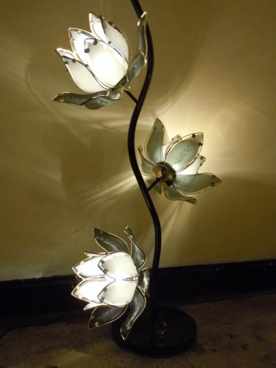 una lampada da terra a forma di fiore di pasto e diversi paralumi a forma di fiore è un'idea luminosa molto creativa e fresca