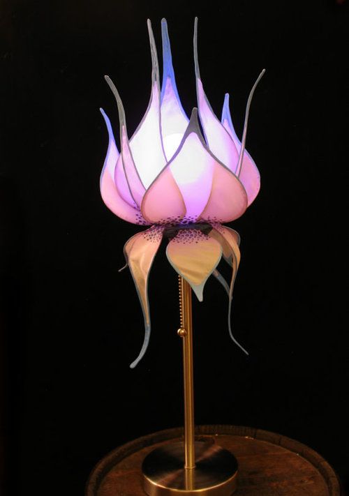 una lampada da tavolo con un paralume a forma di fiore rosa è un tocco creativo e audace per i tuoi interni