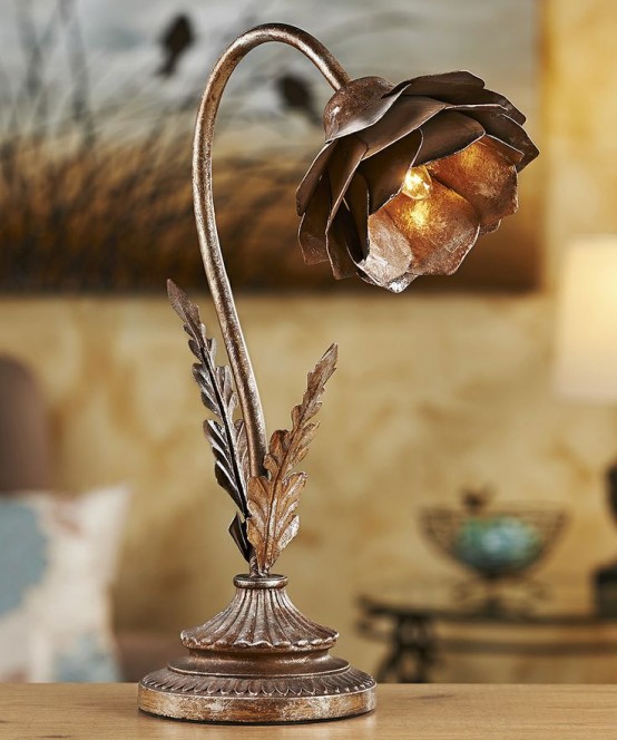 una lampada da tavolo in metallo a forma di fiore ha un aspetto industriale e vintage, con un aspetto creativo e davvero insolito