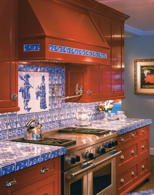 una cucina in legno ricca di macchie accentate con ripiani in piastrelle blu e un backsplash abbinato per renderlo audace