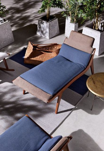 un elegante ed elegante sedia a sdraio in legno tinto con tappezzeria tortora e blu è una bella idea per uno spazio moderno o contemporaneo