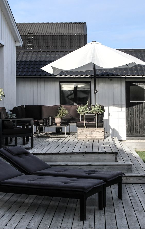 i lettini neri con rivestimento nero sono una bella soluzione per uno spazio contemporaneo o scandinavo