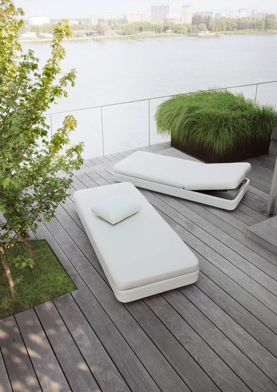lettini bianchi minimalisti con un design elegante e schienali che possono essere sollevati per un maggiore comfort