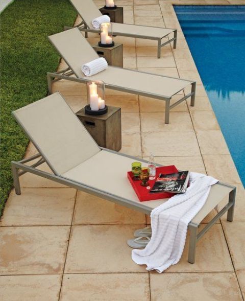 I lettini minimalisti in metallo e tessuto in tonalità neutre sono perfetti per posizionarli a bordo piscina e rilassarsi su di essi