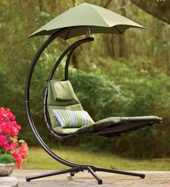 un lettino da esterno di tendenza sospeso su una base di metallo e con un ombrellone per proteggerti dall'eccessiva luce solare