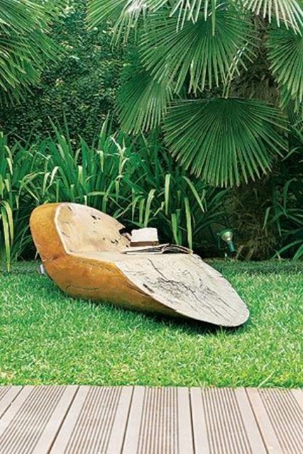 un lettino monoblocco in legno è un'idea molto naturale e fresca: si adatterà a un cortile tropicale, naturale e semplicemente minimalista