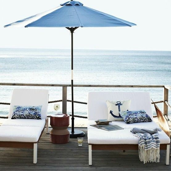 Il lettino elegante in legno e compensato e il lettino doppio con rivestimento bianco sono perfetti per uno spazio costiero o sulla spiaggia contemporaneo