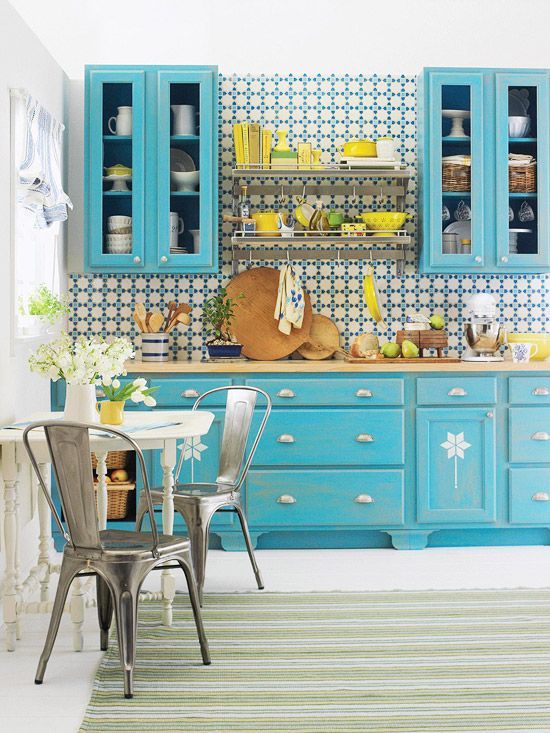 una cucina blu brillante con un brillante alzatina in mosaico e tocchi audaci di giallo qua e là è super cool