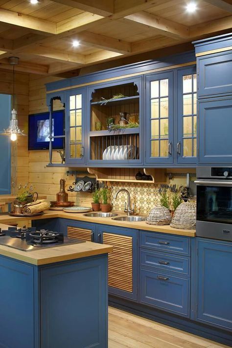 un'elegante cucina vintage da fattoria con armadi blu e controsoffitti e alzatine in legno giallo crema di burro