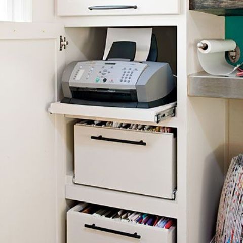 un piccolo armadietto con cassetti può essere utilizzato per nascondere tutto ciò che hai, dalle solite penne e matite e stampanti