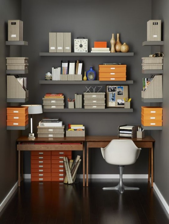 gli scaffali aperti a parete tutt'intorno alla scrivania possono contenere molte cose senza occupare spazio sulla scrivania