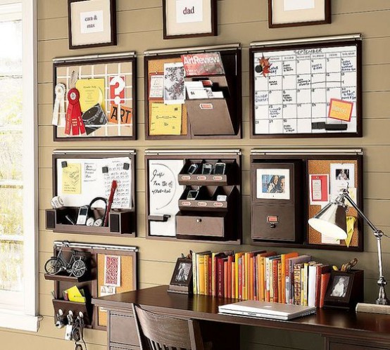 contenitori a parete con vari supporti, mensole e altri oggetti di archiviazione è perfetto per un piccolo ufficio