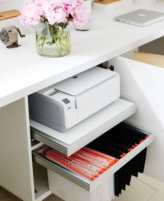 una scrivania con spazio di archiviazione nascosto: un organizzatore di file e uno scaffale con una stampante per una comoda conservazione e funzionalità minimale