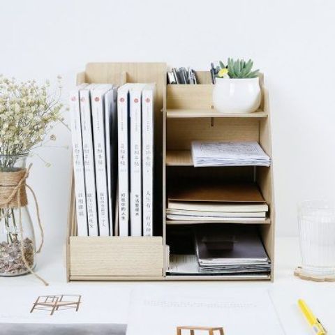 un organizer da ufficio in legno è perfetto per quaderni, cartelle, agende e persino mini vasi con vegetazione e piante grasse