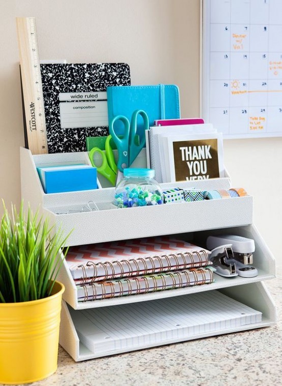 un semplice organizer da ufficio posizionato direttamente sulla scrivania è un'idea senza tempo per dare alla tua scrivania un aspetto più accurato