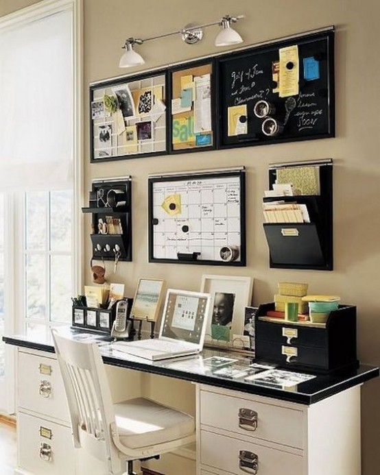 supporti a parete e mini mensole più lavagne per appunti sono una bella idea di archiviazione per un piccolo ufficio