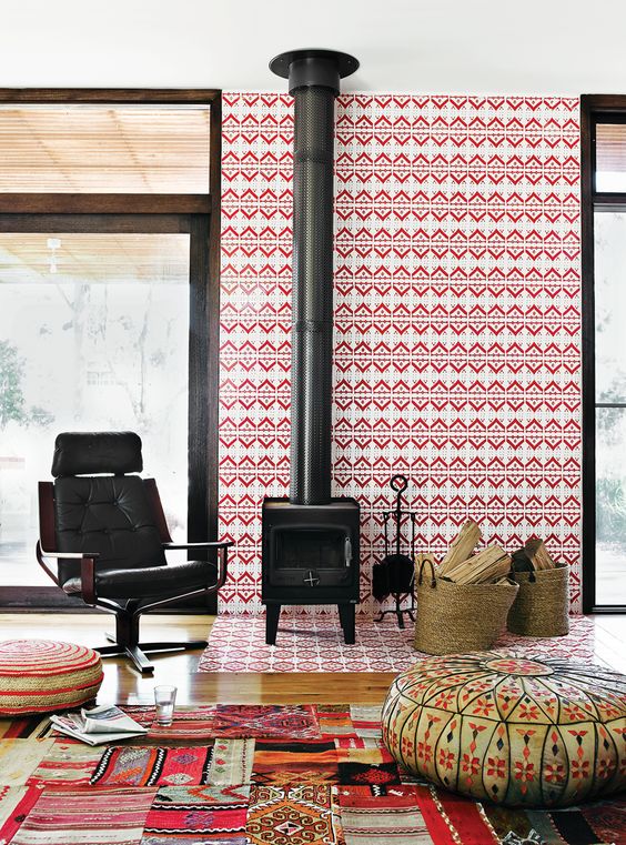 un audace spazio moderno della metà del secolo con una stufa a legna, un luminoso muro piastrellato e tappeti colorati