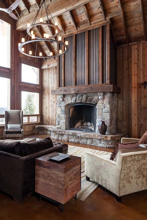 un soggiorno cabina elegante e chic con ricchi legni colorati, un camino in pietra e metallo e mobili vintage
