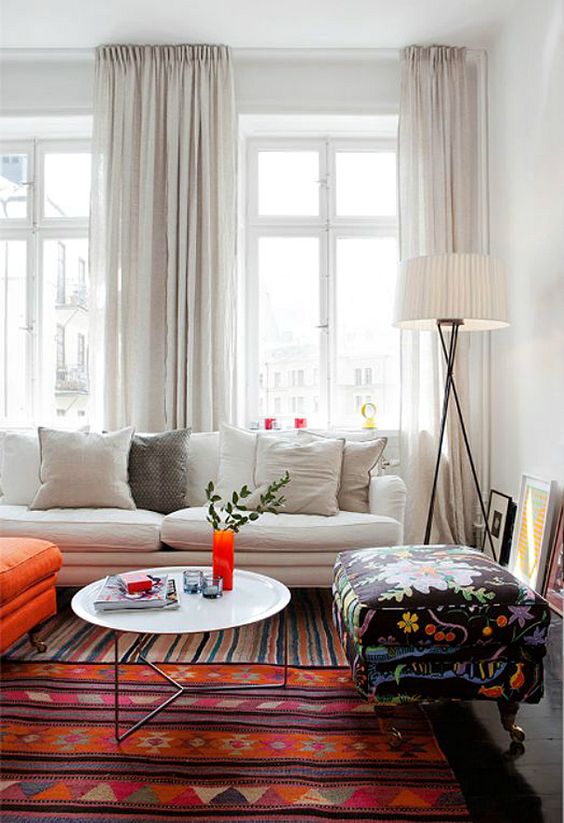 rendi il tuo soggiorno più alto e grande appendi tende di colore chiaro vicino al soffitto