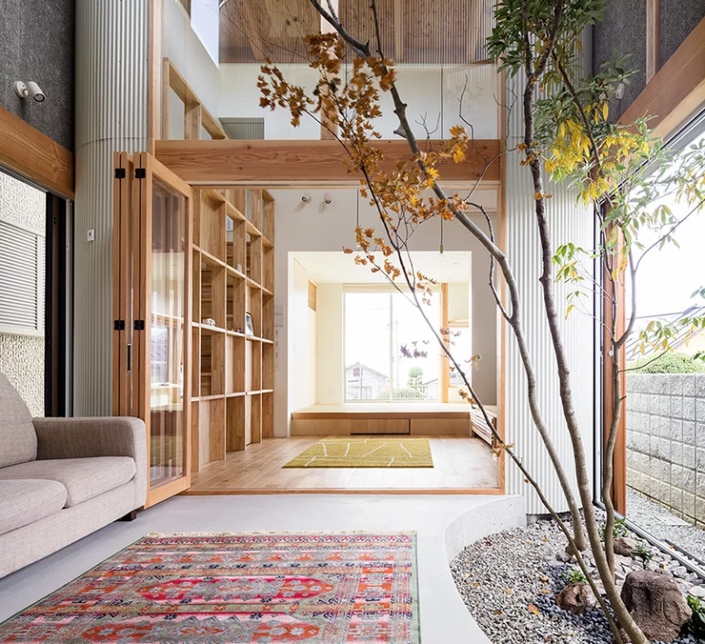 La casa è decorata in stile minimalista, con molto legno naturale e pareti divisorie in vetro