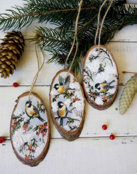 gli splendidi ornamenti natalizi in legno con uccelli dipinti sugli alberi sono molto invernali: usa gli adesivi se non puoi dipingere