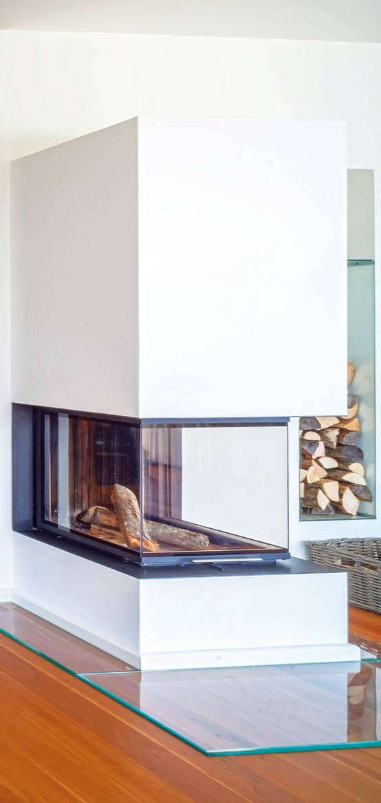 un elegante caminetto con rivestimento in vetro minimalista è una soluzione perfetta per uno spazio contemporaneo