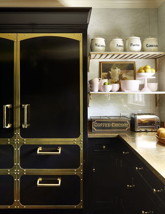 una cucina nera creativa e audace arricchita con elementi dorati e controsoffitti in metallo abbinati sembra super glam