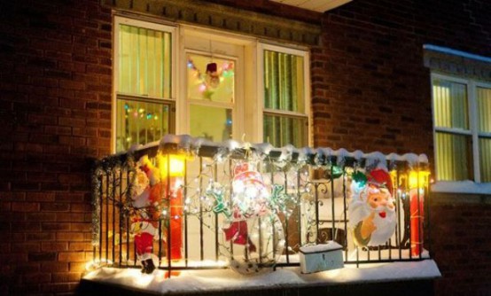 maschere e Babbo Natale e luci colorate rendono il balcone festoso e luminoso