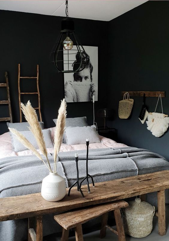 una camera da letto chic con pareti nere, tocchi di grigio e bianco, legno per riscaldare lo spazio