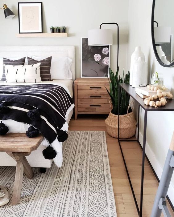 legno, compensato, pompon, piante grasse e metallo rendono la camera da letto più accattivante e fresca