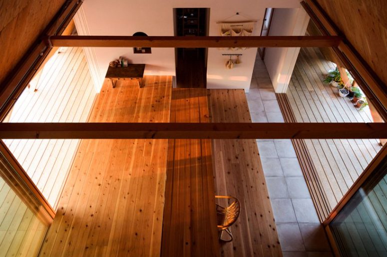 Le travi in ​​legno e molte superfici in legno rendono lo spazio più accogliente e l'arredamento e l'arredamento sono tradizionalmente minimalisti
