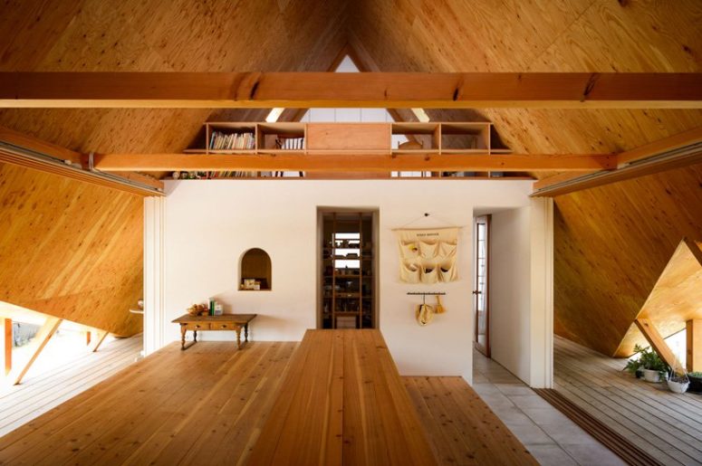 Gli interni sono minimalisti, realizzati con legno tinto chiaro e compensato e alcune superfici bianche lucide
