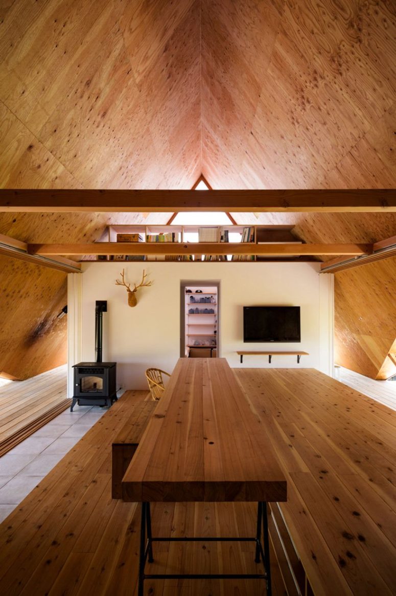 Ci sono due diversi livelli nella casa che sono collegati ma separati da una grande mensola in legno