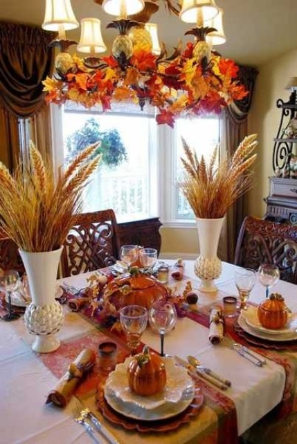 composizioni di grano, composizioni di foglie finte e alcune zucche finte faranno sentire la tua sala da pranzo come un'autunno