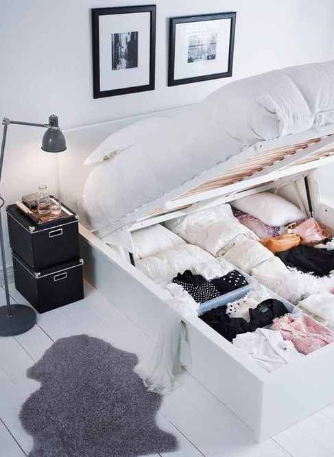 usa lo spazio sotto il letto per riporre le cose che non ti servono molto spesso, ti permetterà di avere un armadio più piccolo