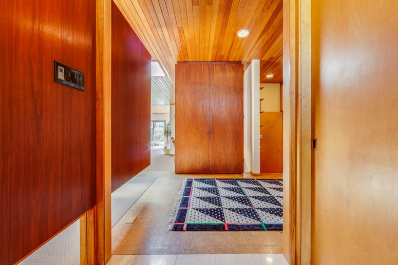 Il legno color cognac e miele è l'elemento chiave di questo design per la casa e questi due riempiono gli spazi di calore