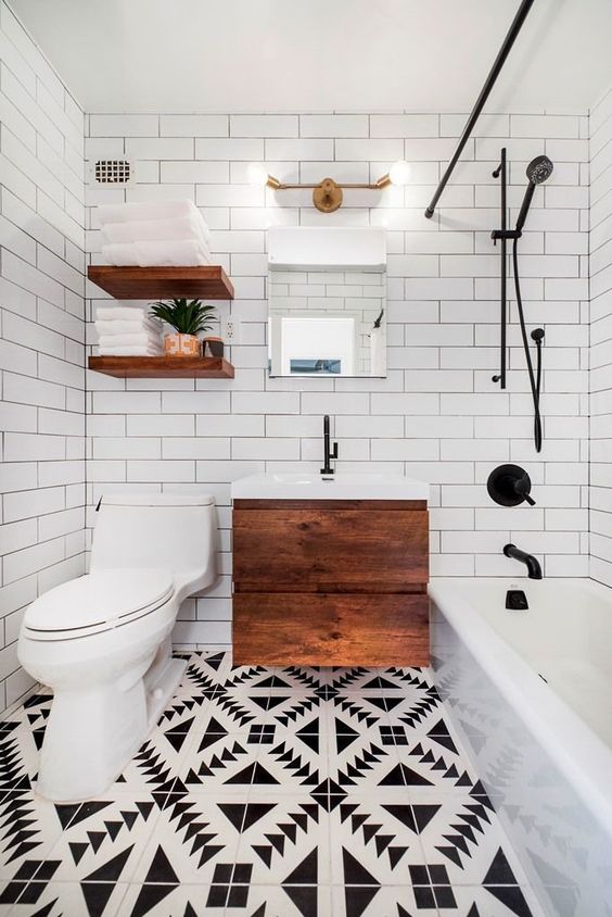 un bagno moderno piccolo e chic con un pavimento a mosaico, un mobile lavabo in legno, scaffali aperti, una vasca e piastrelle bianche della metropolitana