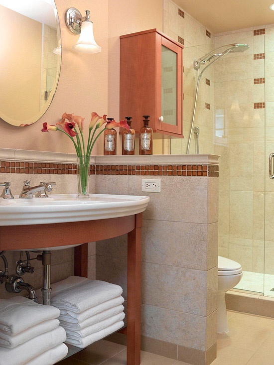 un piccolo bagno tradizionale con un lavabo in legno di sequoia e un lavandino, un mobile a parete, uno spazio doccia e una mezza parete