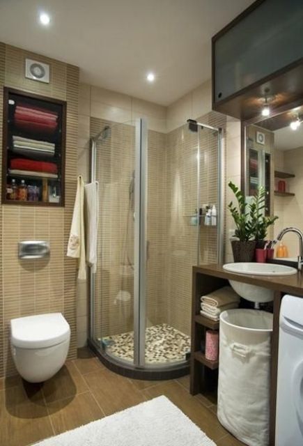 un piccolo bagno moderno in tonalità sabbia, spazio di archiviazione incorporato, un lavabo aperto e una doccia