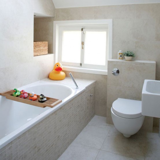 un bagno moderno e neutro con spazio di archiviazione integrato, una finestra per la luce naturale e una comoda vasca