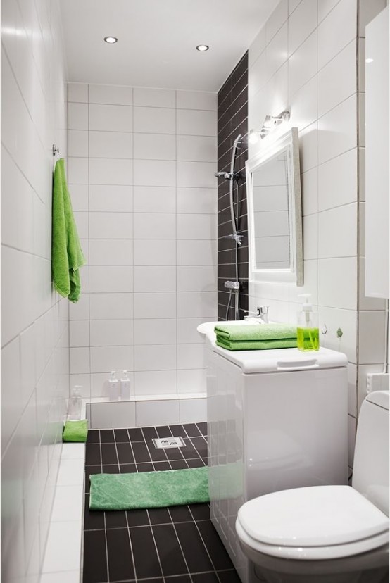 un laconico bagno contemporaneo fatto con piastrelle bianche e marrone cioccolato e accentuato con elementi verde brillante