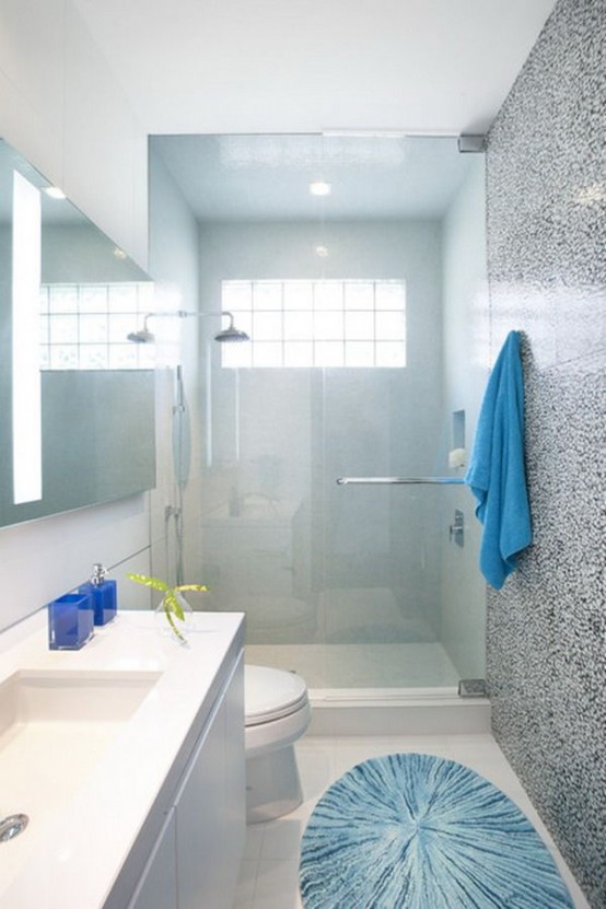 un bagno azzurro con finestra incorniciata, vano doccia e lavabo sospeso con vasca quadrata