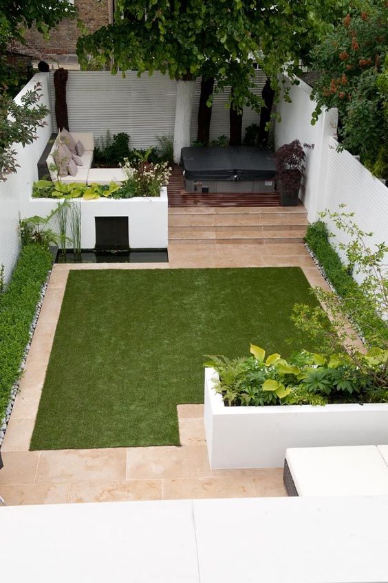 un giardino minimalista con aiuole bianche con vegetazione, un laghetto, un prato ben curato, un divano componibile e una vasca idromassaggio