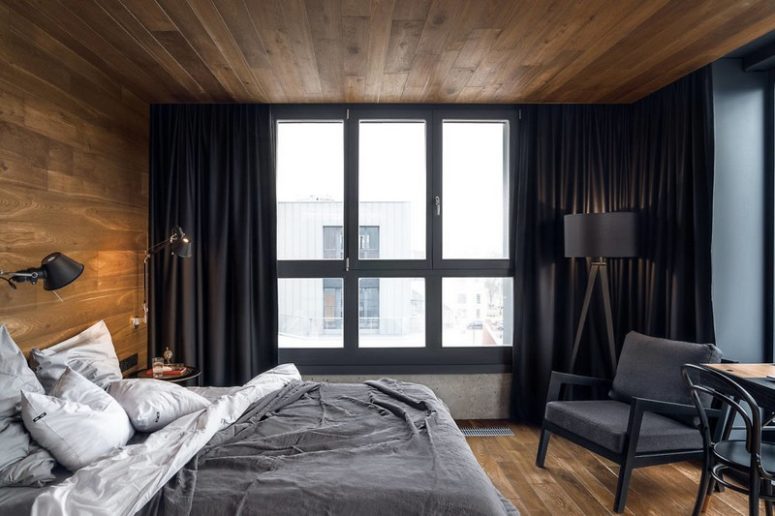 Un soffitto, una parete e un pavimento in legno rendono lo spazio più morbido e accogliente