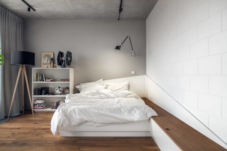La seconda camera da letto dispone di un letto a piattaforma unico, un armadio, alcune lampade e cemento