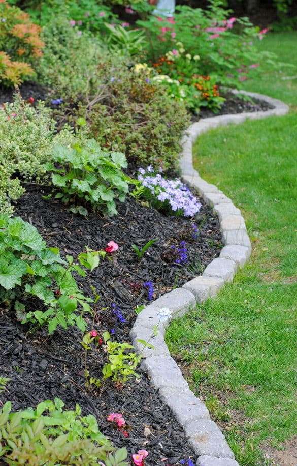 il tradizionale bordo in pietra funziona sempre per la maggior parte dei giardini: è neutro e senza tempo, inoltre è molto resistente